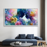 אמנות קיר מודרנית של זוג משתלב בפריחה צבעונית.