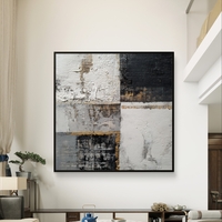 יצירת אמנות מודרנית לקיר עם חלוקה גיאומטרית וזהב עדין.