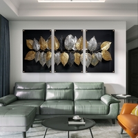 תמונת זכוכית שלשה עם עלים מוזהבים וכסופים על רקע שחור – תכשיט לבית