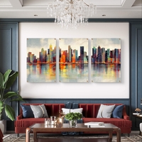 שלישיית תמונות זכוכית עם קו רקיע עירוני אבסטרקטי והשתקפות במים בגווני טורקיז וכתום