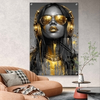 תמונת זכוכית עם דמות נשית, אוזניות ומשקפי שמש בגווני שחור וזהב בעיצוב מודרני, נועז ויוקרתי לקיר הבית