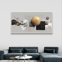 תמונת קנבס לרוחב בסגנון אבסטרקטי עם כדור זהב מרכזי וגווני שחור, אפור ולבן לעיצוב סלון מודרני ויוקרתי