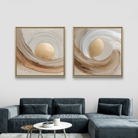 זוג תמונות קנבס מרובעות בסגנון אבסטרקטי עם אלמנט זהב וגוונים רכים
