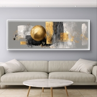 קנבס רחב עם אלמנטים גאומטריים ונגיעות זהב בולטות.