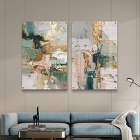 זוג תמונות זכוכית אבסטרקטיות בגווני ירוק, בז’ וזהב בעיצוב מודרני ויוקרתי לבית