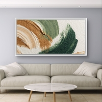 תמונת קנבס אבסטרקטית לרוחב בגווני ירוק, זהב ושמנת עם תנועות מכחול רכות בסגנון מודרני ויוקרתי