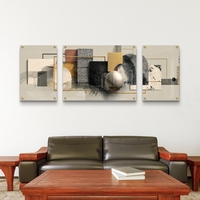 תמונת זכוכית מחולקת טריפטיכון בעיצוב מודרני בגווני שמנת, שחור וזהב – תכשיט לבית