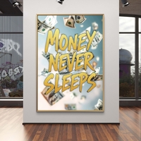 תמונת קנבס עם הכיתוב 'MONEY NEVER SLEEPS' באותיות זהב ושטרות כסף מרחפים ברקע, בעיצוב מודרני ומעורר השראה.