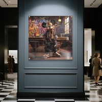 תמונת זכוכית מרובעת עם דמות מיקי בסגנון רחוב אורבני ורקע גרפיטי צבעוני, הדפסה חלקה ללא תבליט