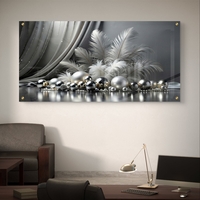 כסף בנוצות – תמונת זכוכית נוצות וכדורים כסופים בשחור-לבן יוקרתי | PN1003