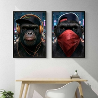 תמונת קנבס זוגית בסגנון אורבני של דמויות קופים עם אוזניות וכיסוי פנים, מסר של עוצמה, זהות וחופש