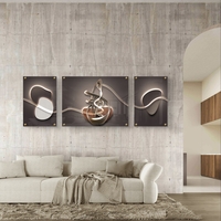 תמונת זכוכית מחולקת בעיצוב אבסטרקטי מודרני עם קווי אור וצורות זורמות