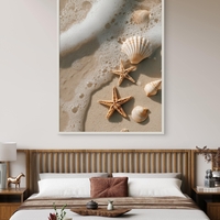 תמונת קנבס של חוף ים עם צדפים וכוכבי ים בגל קצף עדין – קולקציית NEXTGEN BY BAR