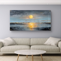 תמונת זכוכית לרוחב עם נוף ים מופשט ושמש זהובה המשתקפת על המים לעיצוב סלון יוקרתי