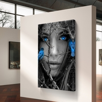 מבט כחול בין ענפים – תמונת קנבס דרמטית בשחור לבן וכחול | DX5115