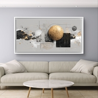 תמונת קנבס לרוחב בסגנון אבסטרקטי עם כדור זהב מרכזי וגווני שחור, אפור ולבן לעיצוב סלון מודרני ויוקרתי