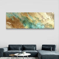 תמונת זכוכית פנורמית אבסטרקטית בגווני טורקיז וזהב עם מרקמים עשירים וזרימה טבעית בעיצוב יוקרתי לקיר הבית