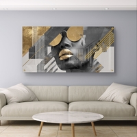 תמונת זכוכית עם פורטרט נשי בשחור-לבן וקווים גיאומטריים מוזהבים בהדפסה חלקה