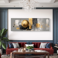 יצירת אמנות אבסטרקטית בגווני אפור וזהב בהדפסה חלקה.