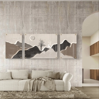 סט תמונות זכוכית מחולקות בעיצוב מופשט עם קווים רכים, עץ בודד וגוונים טבעיים של בז’, אפור וירקרק בסלון מודרני