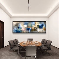 תמונת סלון מודרנית ורחבה עם קומפוזיציה גיאומטרית בגוונים בהירים