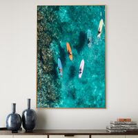 תמונת קנבס גלים של חופש – ארבעה גולשים מעל ים טורקיז צלול, מתוך קולקציית NEXTGEN BY BAR של תכשיט לבית, בהדפסה חלקה ואיכותית לעיצוב מודרני.