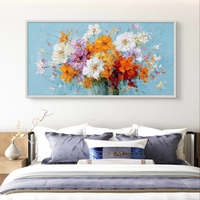 ציור פרחים מודרני בגווני כתום, לבן, ורוד ואדום על רקע כחול בהיר