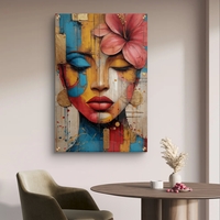 תמונת זכוכית בהדפסה חלקה של דיוקן נשי צבעוני עם פרח, בגווני אדום, כחול, צהוב ונגיעות זהב.