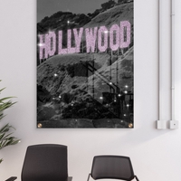 תמונת זכוכית של שלט HOLLYWOOD בגווני שחור־לבן עם אותיות ורודות מנצנצות, מתוך קולקציית NEXTGEN BY BAR של תכשיט לבית.