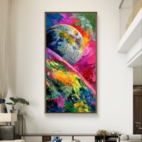 תמונת קנבס אנכית עם פלנטה צבעונית ורקע אבסטרקטי עז.