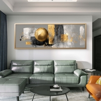 תמונה פנורמית מודרנית עם כדור זהב דומיננטי ועיצוב מינימליסטי.