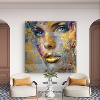 תמונת זכוכית מרובעת של דיוקן נשי עם מבט כחול ושפתיים זהובות בעיצוב אבסטרקטי יוקרתי