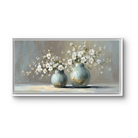 קנבס יוקרתי עם אגרטלים בגווני תכלת וזהב ופרחים לבנים, מראה נקי ומודרני