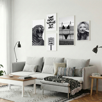 סט קנבס חמישה חלקים בשחור לבן עם טקסט השראה, דימויים אורבניים ונוכחות נשית בעיצוב מודרני לסלון