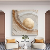 תמונת זכוכית מרובעת אבסטרקטית בגווני שמנת וזהב עם אלמנט עגול מרכזי וקווים מעוגלים