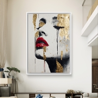 תמונת קנבס עם דיוקן נשי אבסטרקטי בגווני שחור ולבן, שפתיים אדומות ונגיעות זהב בעיצוב יוקרתי ודרמטי