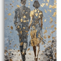 תמונת זכוכית עם זוג צועד יחד בשביל פתוח ועלי זהב מרחפים בעיצוב רומנטי ואלגנטי לקיר הבית