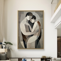 תמונת קנבס עם זוג דמויות מופשטות בחיבוק עדין בגווני שמנת, אפור וחום בעיצוב רגוע ואלגנטי