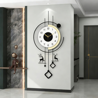 שעון קיר מעוצב בסגנון מודרני עם מסגרת עגולה, קווים גאומטריים, מטוטלות דקורטיביות ודמויות צבי בגווני שחור, לבן וזהב, תלוי על קיר בהיר בעיצוב יוקרתי.