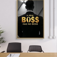 תמונת קנבס עם הכיתוב “A Real Boss Has No Boss” בזהב ודמות גבר בחליפה – תמונת מוטיבציה יוקרתית