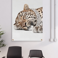 תמונת זכוכית של נמר ישן עם שרשרת יהלומים נוצצת בעיצוב יוקרתי מבית תכשיט לבית – NEXTGEN BY BAR