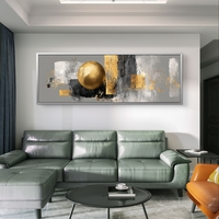 יצירת אמנות אבסטרקטית בגווני אפור וזהב בהדפסה חלקה.