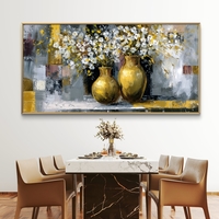 תמונת קנבס Symphony in Gold – שני כדים מוזהבים מלאים בפרחים לבנים על רקע מופשט בגווני אפור וזהב