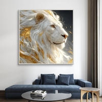 תמונת קנבס מרובעת של אריה לבן אצילי עם רעמה זהובה על רקע כהה יוקרתי