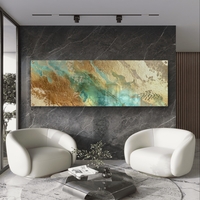 תמונת זכוכית פנורמית אבסטרקטית בגווני טורקיז וזהב עם מרקמים עשירים וזרימה טבעית בעיצוב יוקרתי לקיר הבית