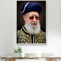 תמונת קנבס אומנותית של הרב עובדיה יוסף, עם מבט מלא חוכמה ויראת שמיים, בלבוש מסורתי מעוטר בזהב. תמונה מרהיבה המכניסה קדושה, תורה וברכה לכל בית וחלל יהודי.