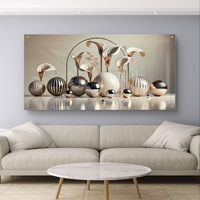 יצירת זכוכית מודרנית לפינת אוכל עם פרחים אלגנטיים וכדורים מבריקים