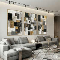 שלישיית תמונות קנבס אבסטרקטיות בגווני אפור שחור וזהב בעיצוב מודרני לסלון יוקרתי