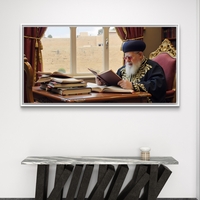 תמונת קנבס המציגה רב גדול בלימוד תורה, יושב לצד שולחן עם ספרי קודש, על רקע נוף יהודי מסורתי הנשקף מחלון גדול.