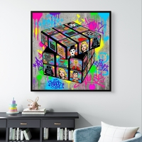 תמונת קנבס מרובעת בסגנון פופ ארט עם קובייה תלת־ממדית מלאה בדמויות אייקוניות וגרפיטי צבעוני, מסר של יצירתיות ומוטיבציה